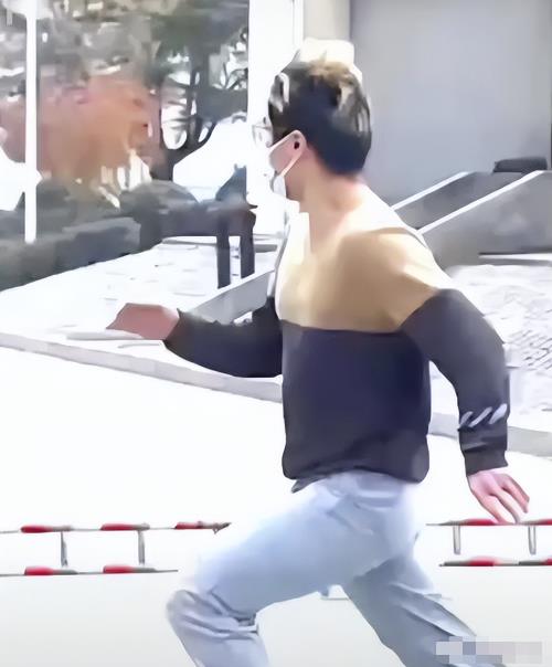 为爱冲锋!如何利用好奇心,蹭热度来赚钱?