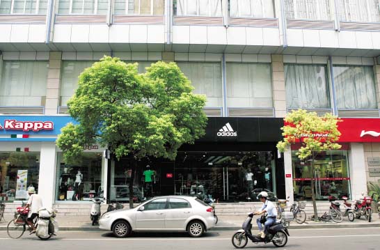 运动品牌为何喜欢挤挤挨挨(图)