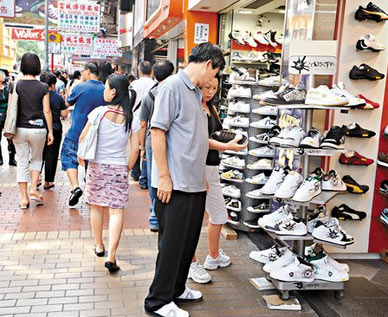 两个顾客产生分歧甚至有些不愉快怎么办?