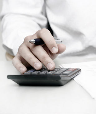 拿出计算器帮顾客算一算