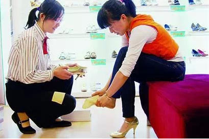 顾客离开后又返回问“到底能不能便宜点”怎样应对