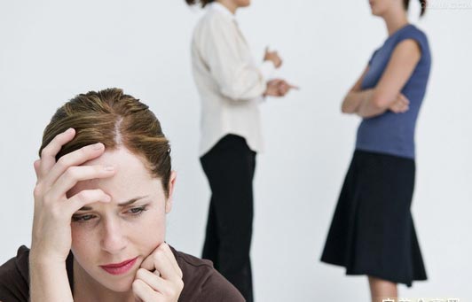 其他顾客“插嘴”影响顾客的购买怎么办？